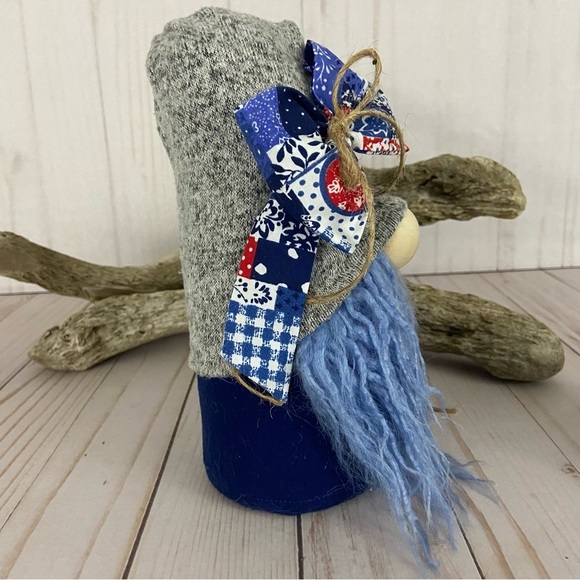 🚫SOLD🚫 Country Patriotic Quilt Print Gnome Handmade Red White Blue Bow Gray - Picture 6 of 7